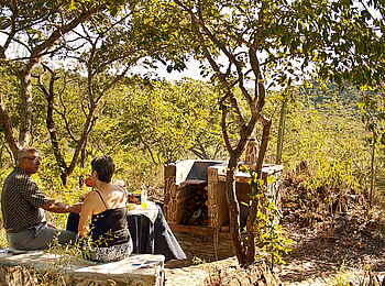 Musangano Lodge: Grill vor einem Chalet