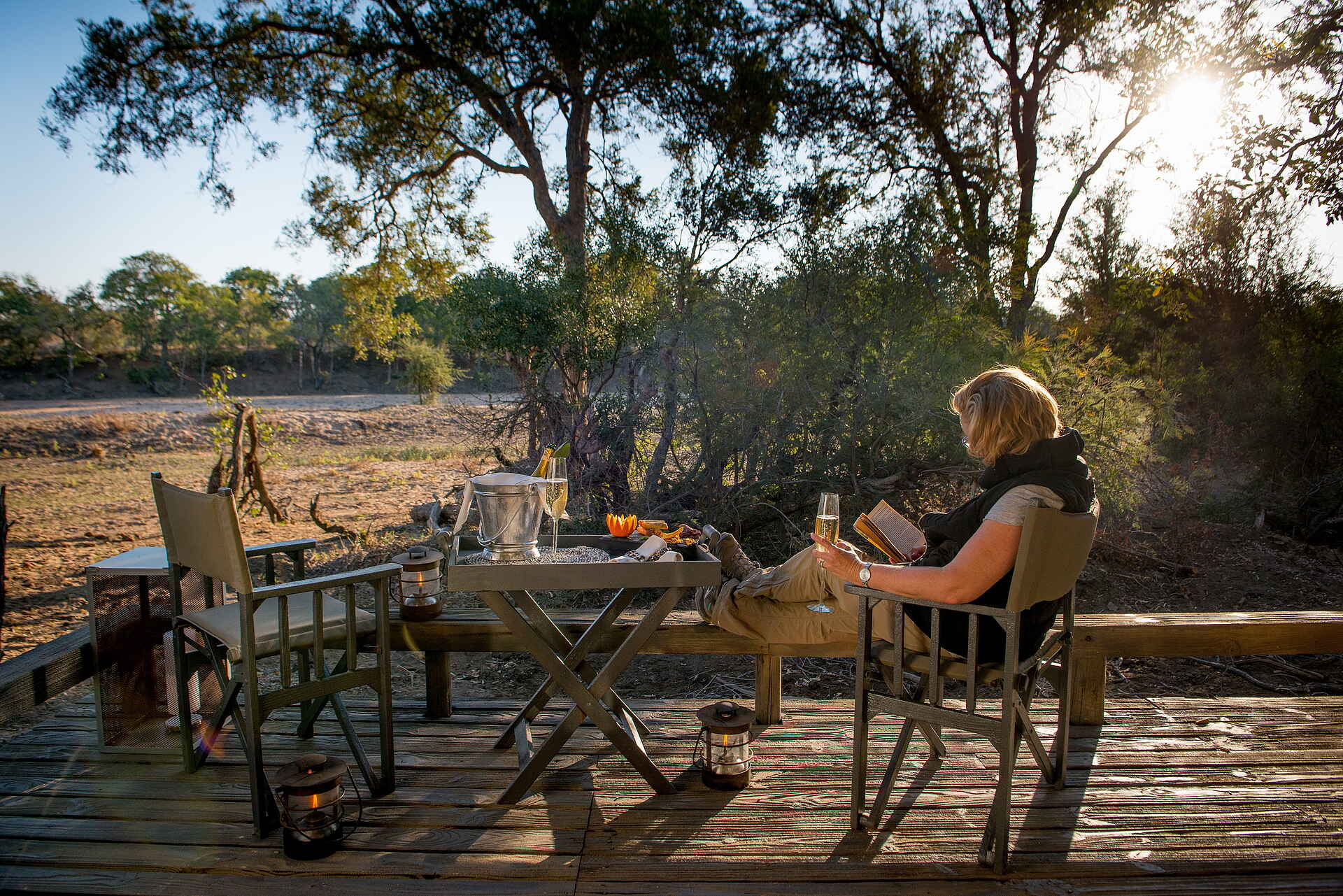 Simbavati River Lodge: Gemütlich lesen auf der Terrasse Krüger Nationalpark, Safari, Simbavati River Lodge, Timbavati Game Reserve, Terrasse
