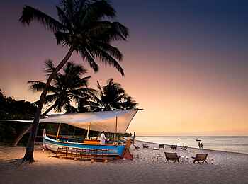 andBeyond Benguerra Island: Strandbar am Abend