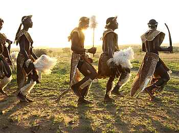 &Beyond Phinda Rock Lodge: Traditionelle Tänze der Zulu &Beyond Phinda Rock Lodge: Traditionelle Tänze der Zulu