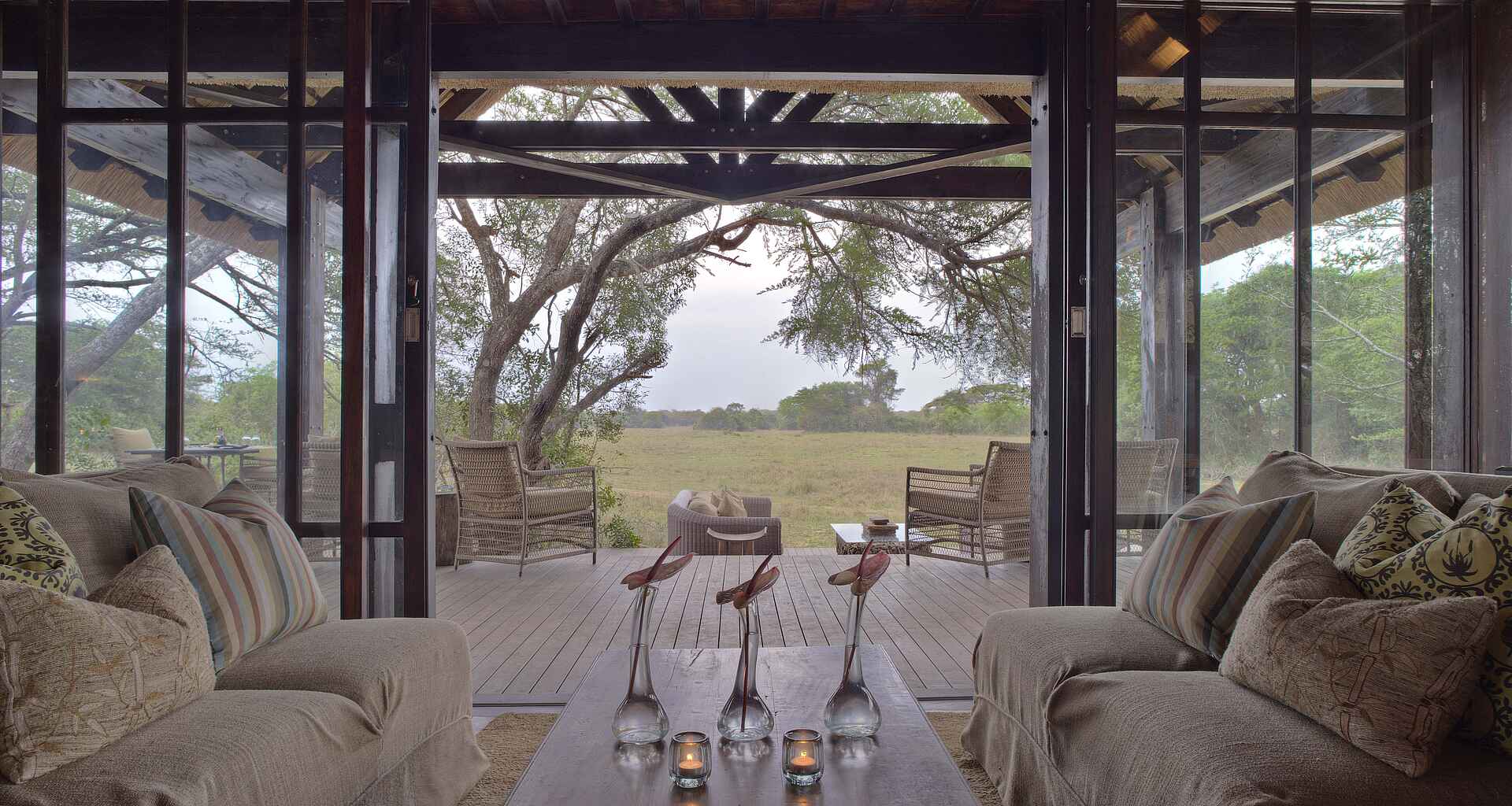 &Beyond, &Beyond Phinda Vlei Lodge, AndBeyond, iSimangaliso Wetland Park, Phinda, Phinda Reservat, Phinda Vlei, Phinda Vlei Lodge, Südafrika, Ausblick, Aussicht, Ausstattung, Dekoration, Einrichtung, Hauptgebäude, Haupthaus, Inneneinrichtung, Landschaft, Lounge, Terrasse, Umgebung, Vegetation, Veranda, Vlei, Afrikarma, Afrikarma Safaris, Afrikarma Safaris - Wildnis. Hautnah., Afrikarma.de