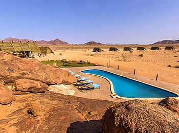 Desert Quiver Camp: Blick von oben auf den Pool