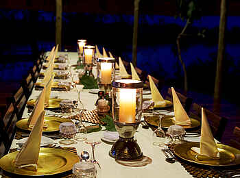 Lagoon Camp: Gedeckte Tafel Lagoon Camp: Gedeckte Tafel