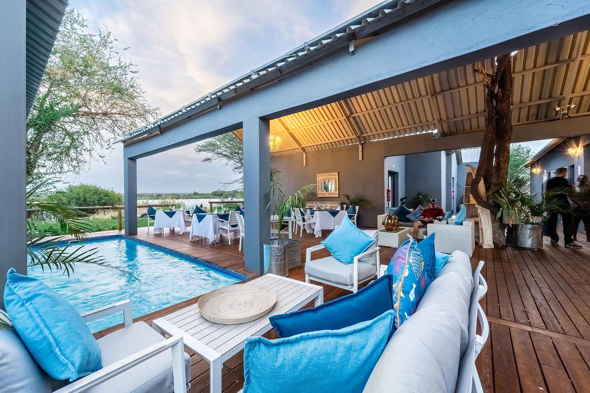 Lenyebi River Lodge: Der Pool