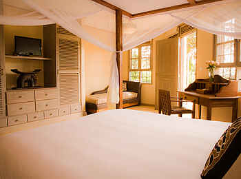 Machweo Wellness Retreat: Fernseher und Sekretär