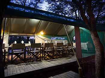 Mankwe Bush Lodge: Das Speisezelt in der Dämmerung