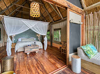 Mbali Mbali Mahale Lodge: Doppelbett im Gästezelt