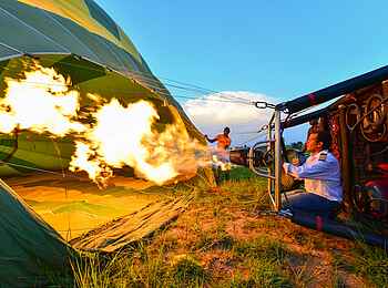 Murchison Falls Ballonfahrt: Aufheizen des Balloninhaltes