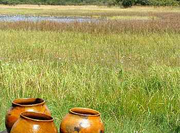 Nanzhila Plains Safari Camp: Tontöpfe Nanzhila Plains Safari Camp: Tontöpfe