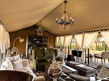 Ole Serai Luxury Camp - Turner Springs: Lounge und Bar Ole Serai Luxury Camp - Turner Springs: Lounge und Bar