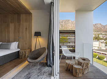 POD Camps Bay Boutique Hotel: Classic Room Schlafbereich und Terrasse