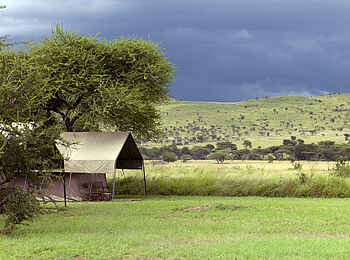 Ronjo Camp: Gewitterwolken hinter den Hügeln