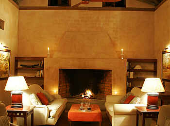 Royal Zambezi Lodge: Kamin in der Lounge