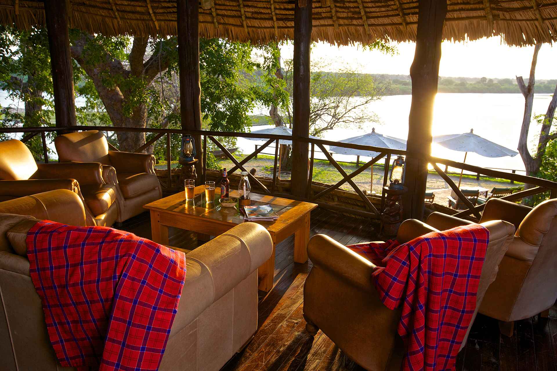Rufiji River Camp: Lounge Bereich Foxes Safaris, Rufiji River, Rufiji River Camp, Selous Game Reserve, Ausblick, Ledersofas, Lounge Bereich, Afrikarma, Afrikarma Safari - Wildnis. Hautnah., Afrikarma Safaris, Afrikarma.de