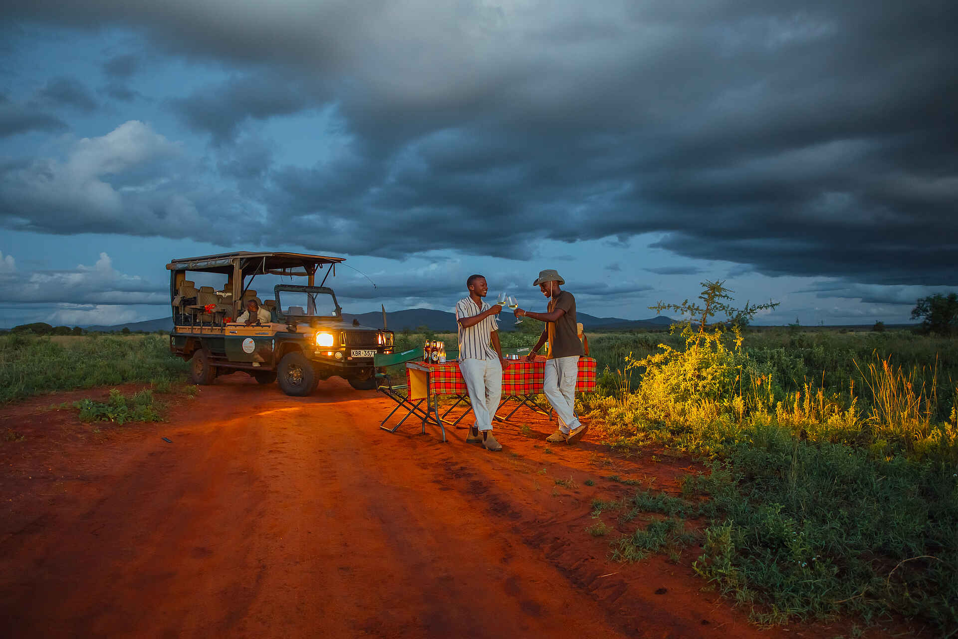 Soroi Lions Bluff Lodge: Sundowner auf Pirschfahrt Soroi Lions Bluff Lodge: Sundowner auf Pirschfahrt