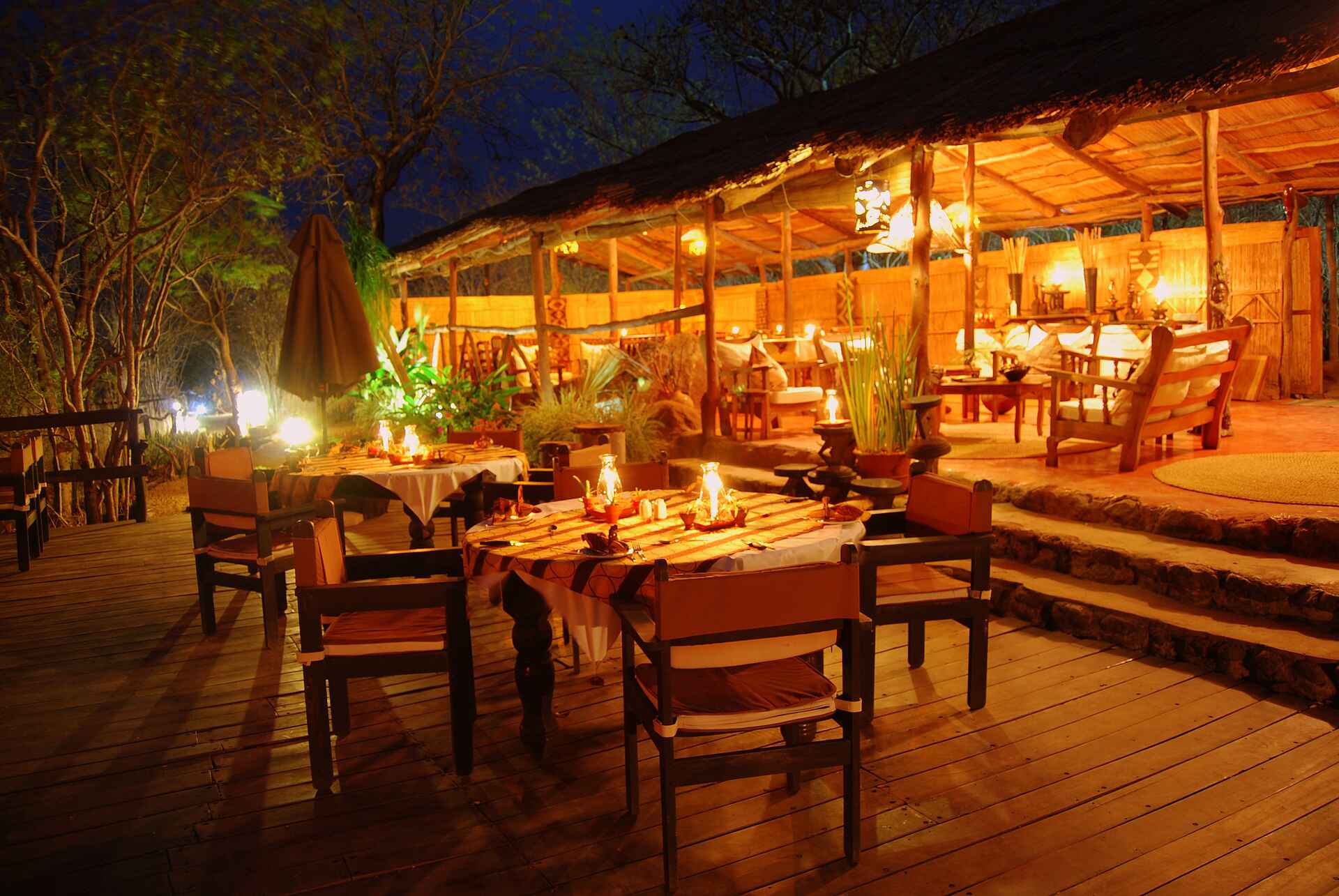 Batoka Gorge, Bush Zen, Taita Falcon Lodge, Augur Buzzard, Greifvögel, Rapid 17, Taita Falcon, Vereaux Eagle, Abend, Deck, Lounge, Tisch, Afrikarma, Afrikarma Safaris, Afrikarma Safaris - Wildnis. Hautnah., Afrikarma.de