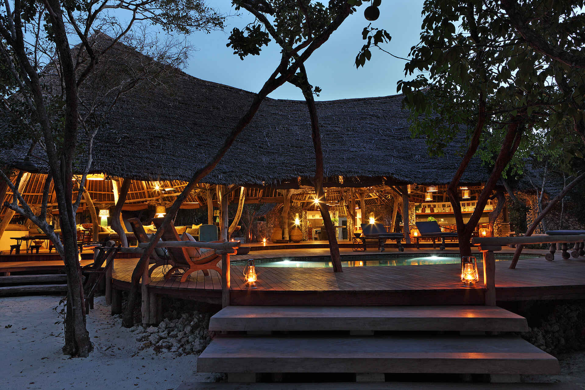 Vamizi Island: Tartaruga Rundpool bei Nacht beleuchtung, nacht, rundpool, tartaruga, &Beyond, Mosambik, Vamizi Island, afrikarma, afrikarma safaris, afrikarma safaris - wildnis. hautnah, afrikarma.de