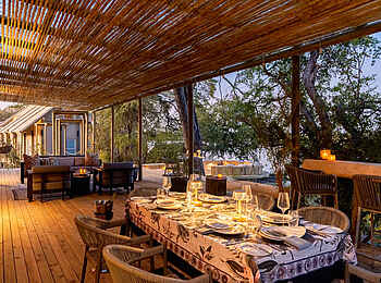 Victoria Falls Hippo Creek Villa: Gedeckte Dinner Tafel auf der großzügigen Terrasse