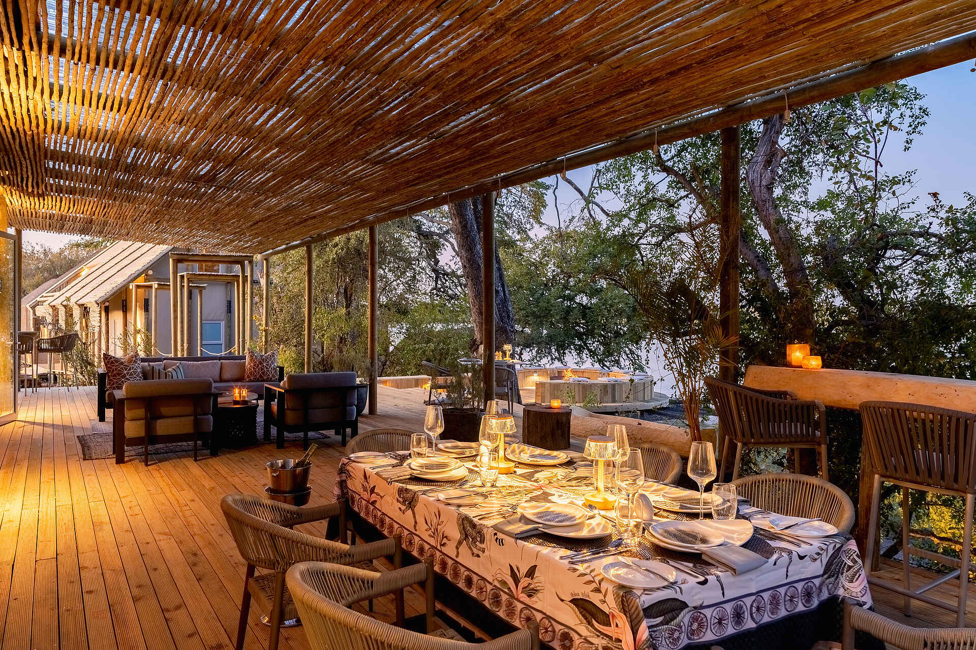 Victoria Falls Hippo Creek Villa: Gedeckte Dinner Tafel auf der großzügigen Terrasse Victoria Falls Hippo Creek Villa: Gedecke Dinner Tafel auf der großzügigen Terrasse