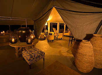 Gomoti Plains Camp: Lounge mit Deko