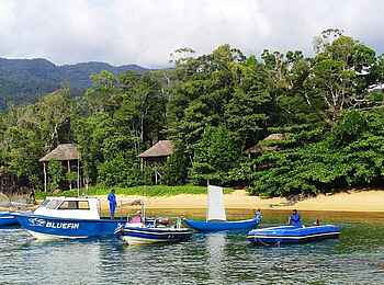 Masoala Forest Lodge: Boote am Strand Masoala Forest Lodge: Boote am Strand