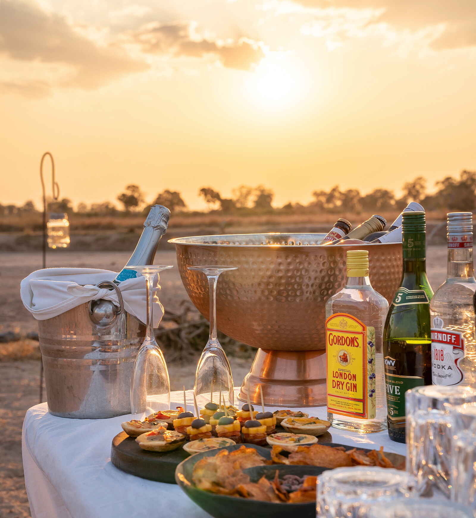 Time + Tide Chinzombo: Sundowner auf der Pirschfahrt Time + Tide Chinzombo: Sundowner auf der Pirschfahrt