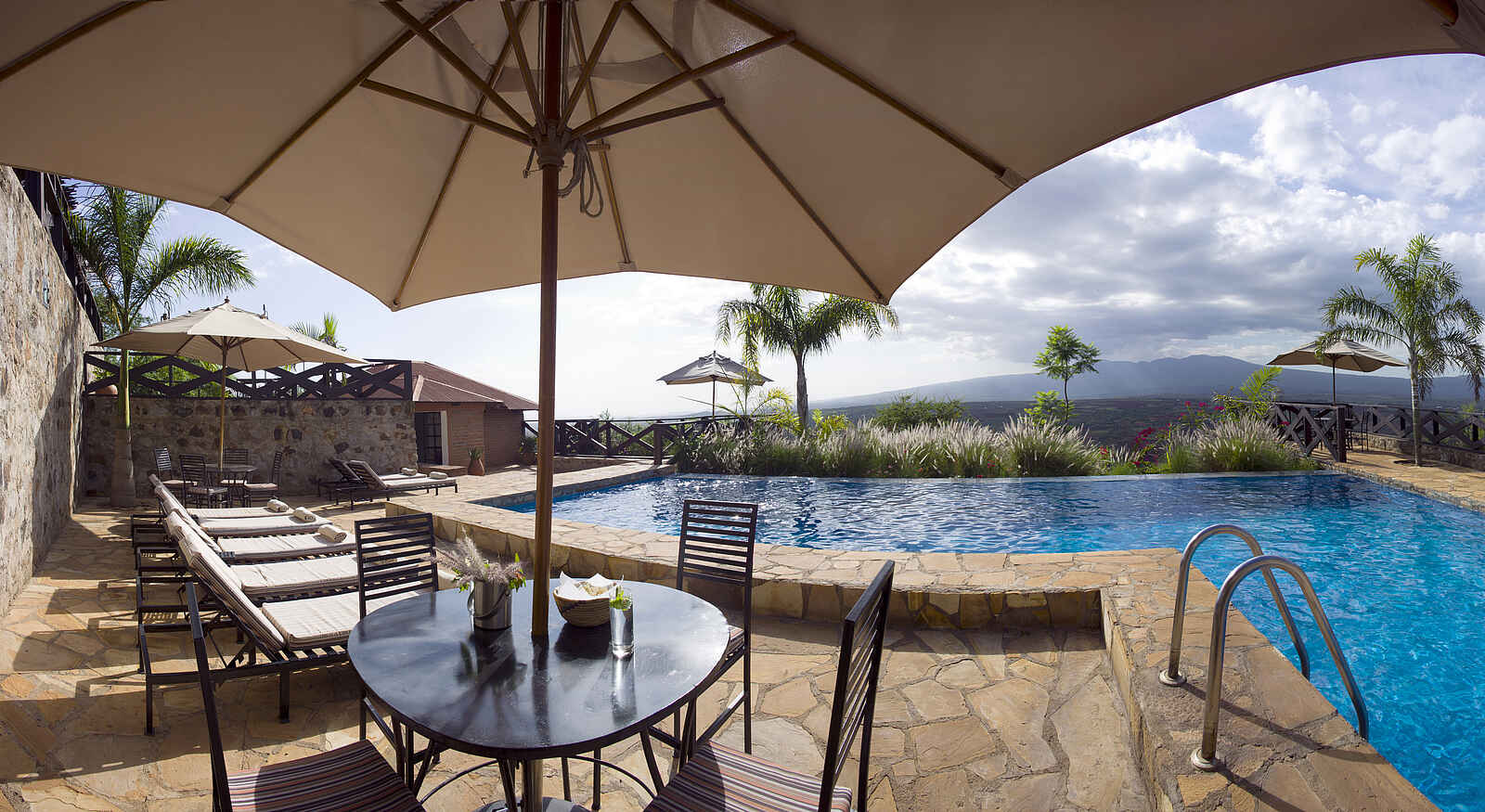 Bashay Rift Lodge: Sonnenschirm am Swimming Pool Bashay Rift Lodge: Sonnenschirm am Swimming Pool