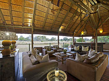 Chitabe Lediba: Die Lounge mit Blick auf die Natur