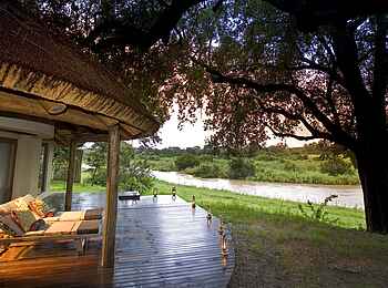 Dulini River Lodge: Alle Terrassen der Suites liegen direkt am Flussufer