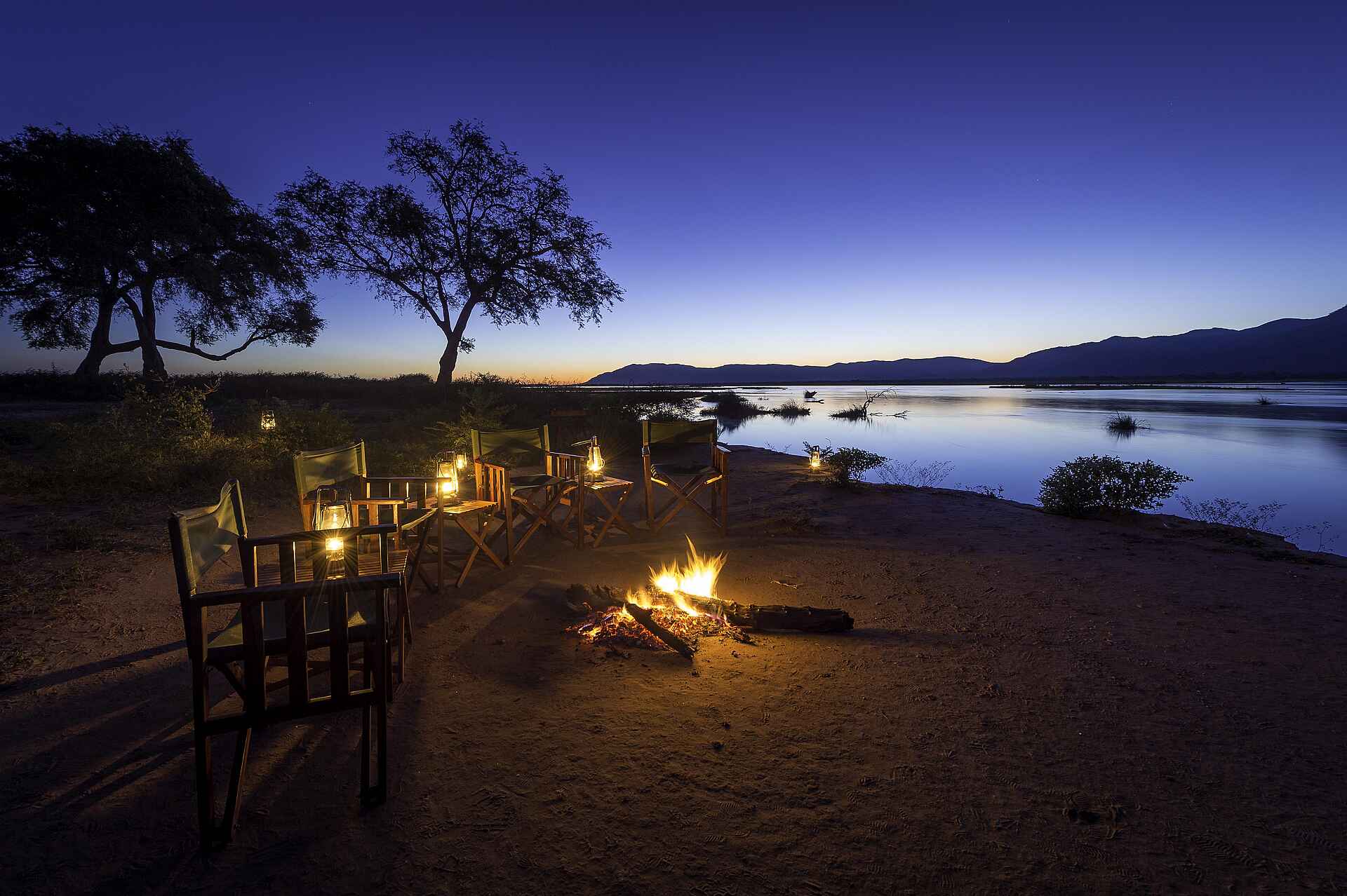 John's Camp, Mana Pools National Park, Mana Pools Nationalpark, Robin Pope Safaris, Sambesi, Simbabwe, The Mana Pools Safari Company, Zambezi River, Boma, Feuerstelle, Fluss, Lagerfeuer, Nachthimmel, Regiestühle, Afrikarma, Afrikarma Safaris, Afrikarma Safaris – Wildnis. Hautnah., afrikarma.de