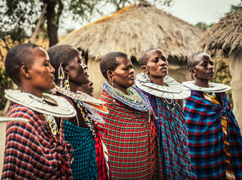 Lemala Osonjoi Lodge: Masai Frauen mit traditionellem Schmuck Lemala Osonjoi Lodge: Masai Frauen mit traditionellem Schmuck