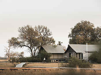 Linkwasha Camp: Weg zum Hauptbereich Linkwasha Camp: Weg zum Hauptbereich