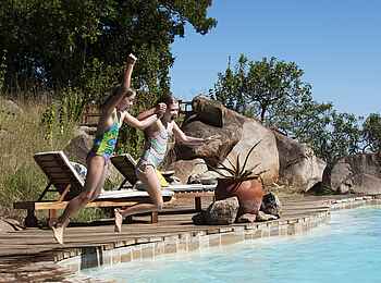 Mkombes House Lamai: Sprung in den Swimmingpool