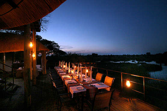 Nkasa Lupala Tented Lodge: Abendliche Speisetafel Nkasa Lupala Tented Lodge: Abendliche Speisetafel
