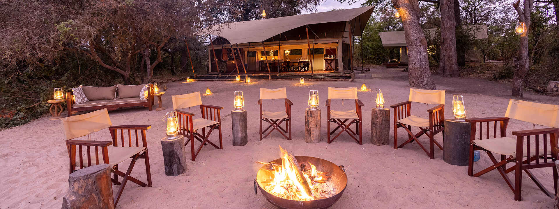 Ein Feuer prasselt in der Boma vor dem Hauptzelt