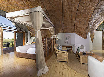 Okuti Camp: Lounge und Schlafbereich in der Familiensuite