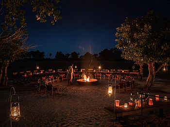 Qorokwe Camp: Abends am Feuer