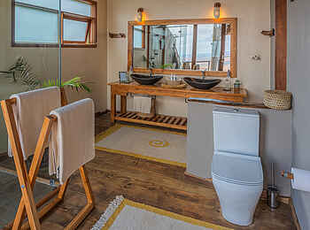 Soroi Lions Bluff Lodge: En-suite-Badezimmer