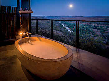 The Outpost: Bad im Mondschein