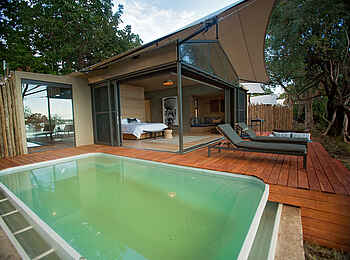Thorntree River Lodge: Plunge Pool und Sonnenliegen Thorntree River Lodge: Plunge Pool und Sonnenliegen