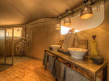 Tlouwana Camp: Badezimmer der Familien Suite Tlouwana Camp: Badezimmer der Familien Suite