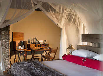 Zarafa Dhow Suites: Doppelbett und Schreibtisch