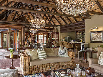 Camp Ndlovu: Lounge mit Essbereich im Hintergrund Camp Ndlovu: Lounge mit Essbereich im Hintergrund