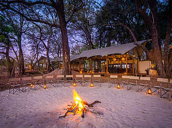 Kwara Camp: Boma Abendstimmung Kwara Camp: Boma Abendstimmung