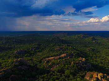 Matobo Hills Lodge: Schauer über den Matobo Hills Matobo Hills Lodge: Schauer über den Matobo Hills