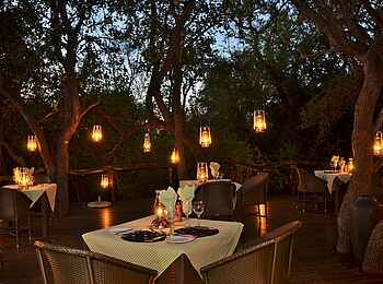 Motswiri Private Safari Lodge: Die mit Laternen beleuchtete Restaurant-Terrasse Motswiri Private Safari Lodge: Die mit Laternen beleuchtete Restaurant-Terrasse