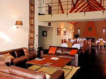 Bashay Rift Lodge: Sitzgruppe und Speisesaal Bashay Rift Lodge: Sitzgruppe und Speisesaal