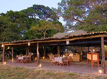 Busanga Bush Camp: Lodge am Abend Busanga Bush Camp: Lodge am Abend