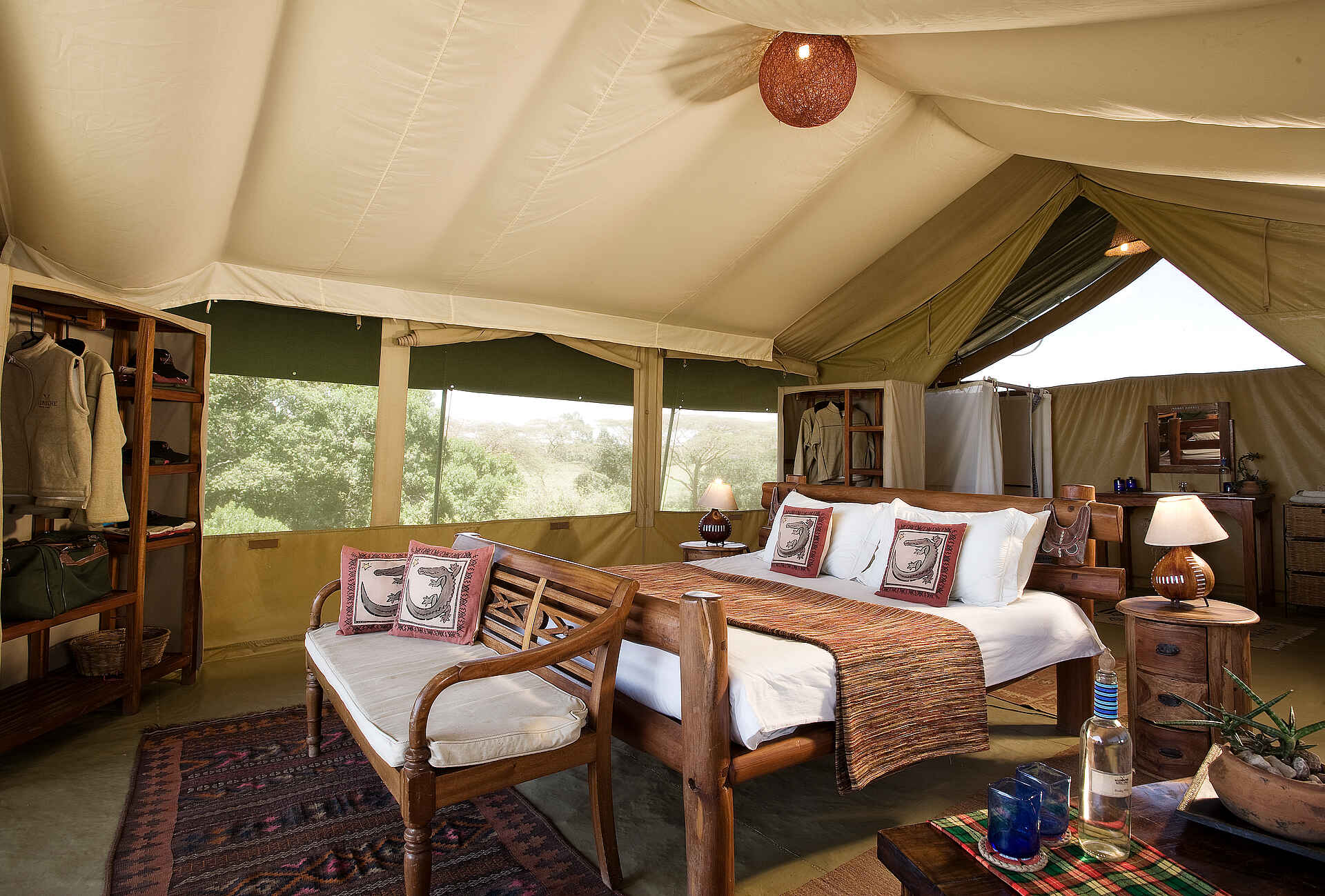 Acacia Valley, Aitong, Fly Camping, Kicheche Camps, Kicheche Mara Camp, Mara North Conservancy, Masai Mara, Nachhaltig, Ökologisch, Olare Orok River, Bank, Doppelbett, Fenster, Frisiertisch, Gästezelt, Gepäckaufbewahrung, Zeltsuite, Afrikarma, Afrikarma Safaris, Afrikarma Safaris – Wildnis. Hautnah., afrikarma.de