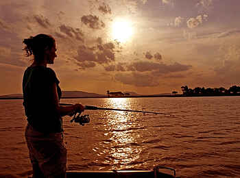 Lake Manze Camp: Angeln am Abend Lake Manze Camp: Angeln am Abend